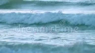 海水小而平静的海浪把大海紧紧地